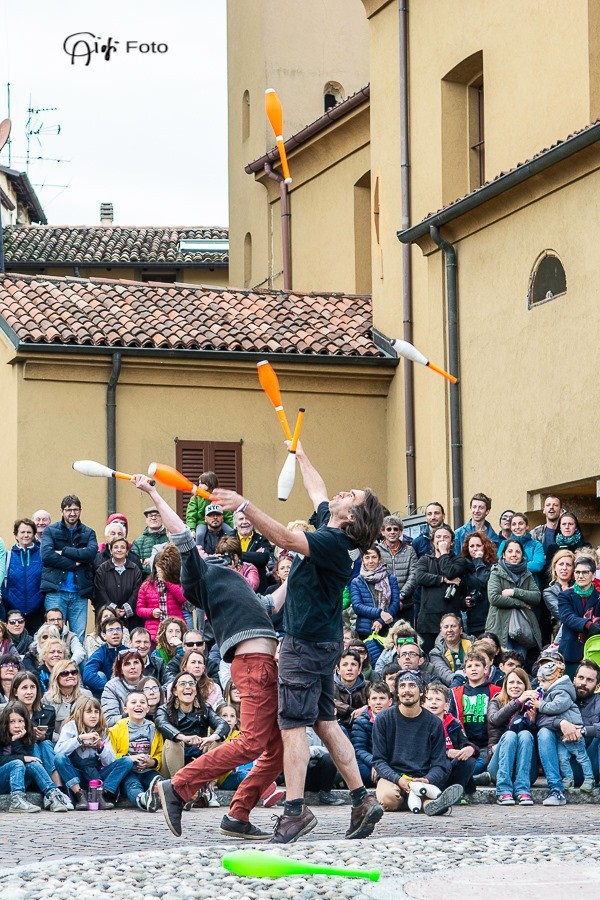 Proloco Imbersago - giocolieri in piazza